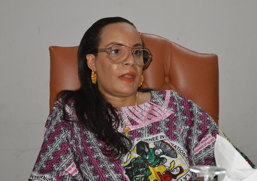 Palais des Congrès : Aminatou Ahidjo  à  l'épreuve