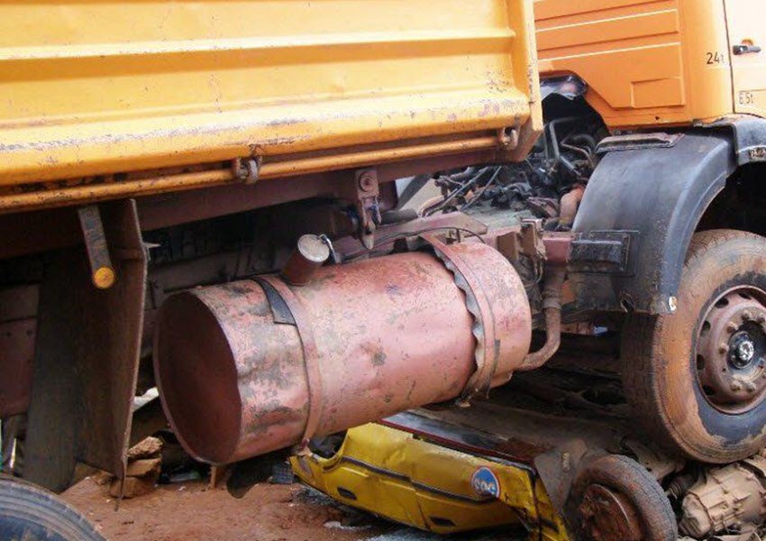 Un camion écrase trois personnes transportées par une moto à Nebolen Un camion écrase trois personnes transportées par une moto à Nebolen