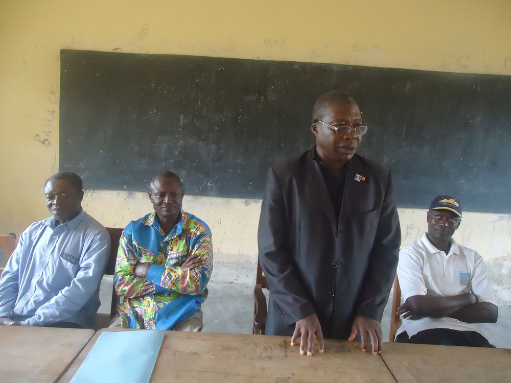 Remise des prix d'excellence par Hekok aux élèves du lycée de Ndikiniméki